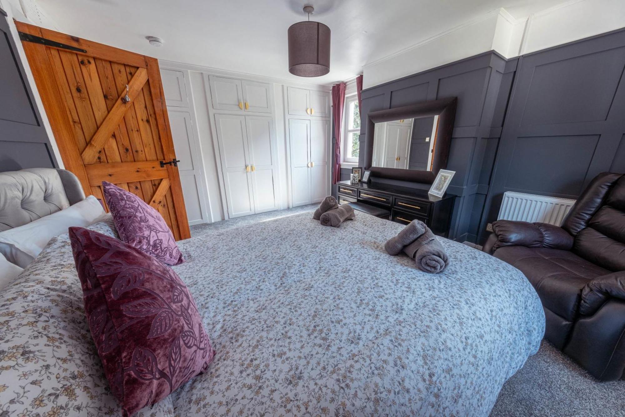 Large Country House With Garden, Outdoor Spa Area & Games Room With Hot Tub And Fire Pit Wigtown Exterior photo